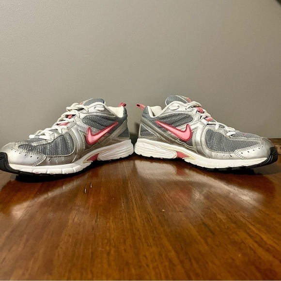 Nike Impact Zone Retro Women
Size 11 Gray Pink Athletic
Running Shoes 327860-061 - Picture 8 of 14
